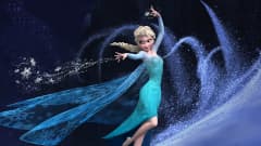 Elsa tanssii ja lennättää jääkiteitä Frozen elokuvassa