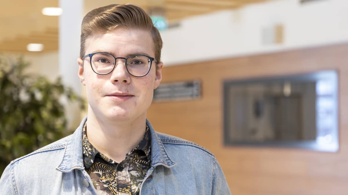 Torniossa opiskeleva Kasper Sarivaara kertoo nuuskan saannin vaikeutuneen Ruotsin suljettua rajansa