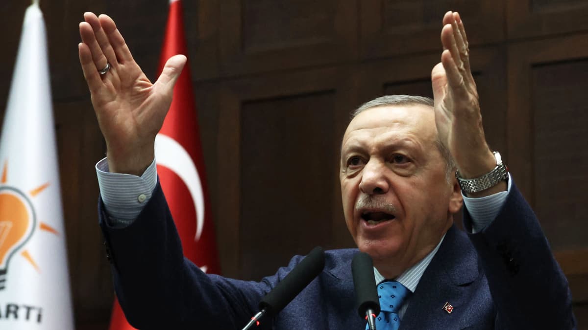Turkin presidentti Recep Tayyip Erdogan puhuu.