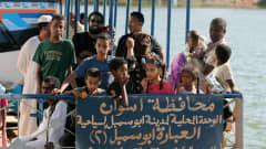 Pakolaisia lautalla matkalla Sudanista Egyptiin.