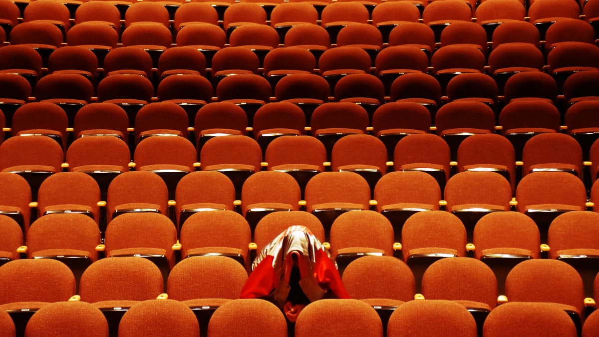 Teatersalong med en ensam man i publiken.