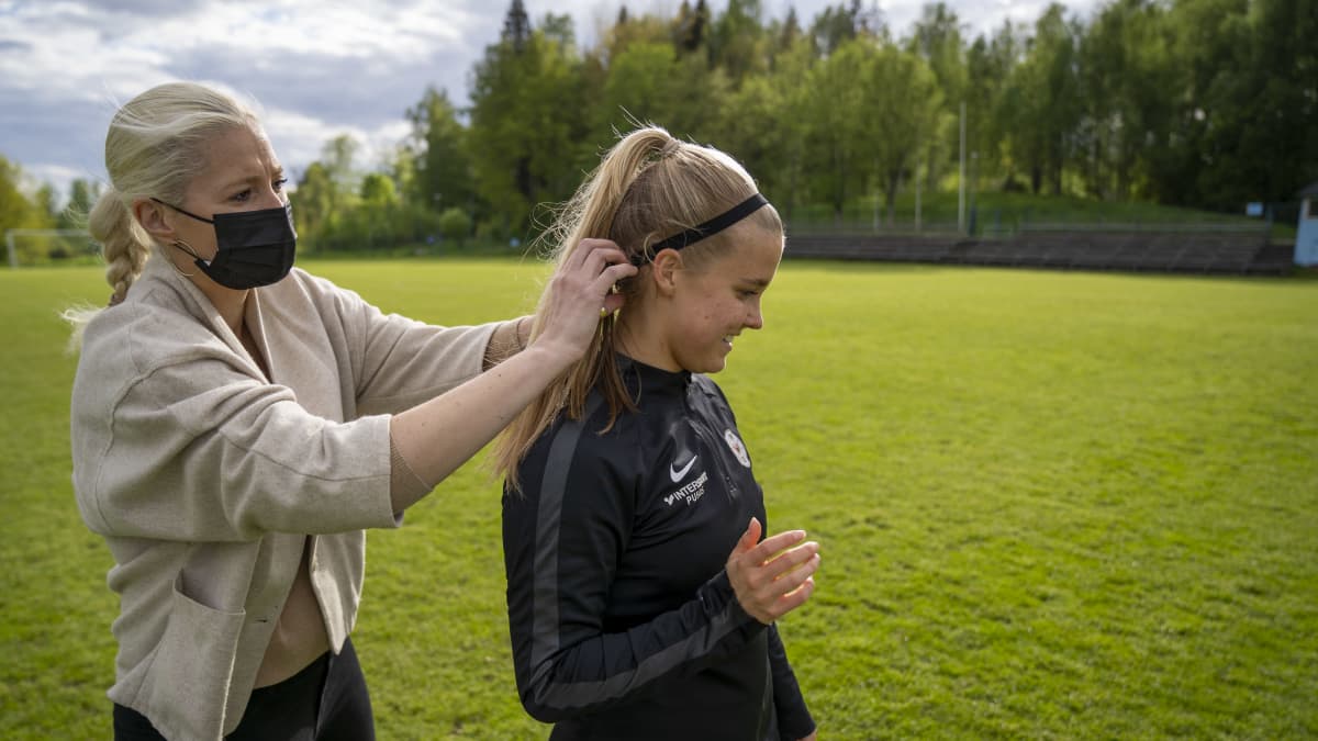 Jalkapalloilija Amanda Rantaselle laitetaan iskuenergioita mittaava panta päähän