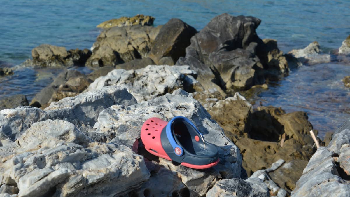 Yksittäinen sandaali kallion päällä merenrannalla Samoksella.
