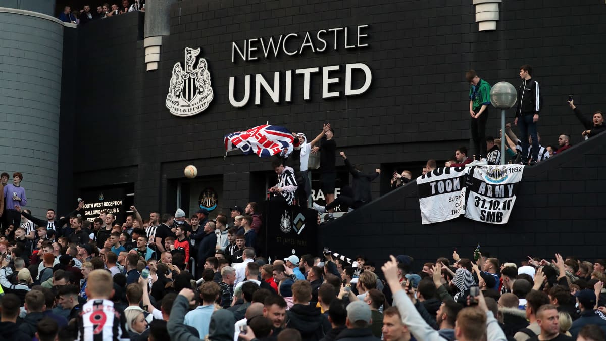 Newcastlen kannattajat juhlivat uutta omistajaa 7. lokakuuta 2021.