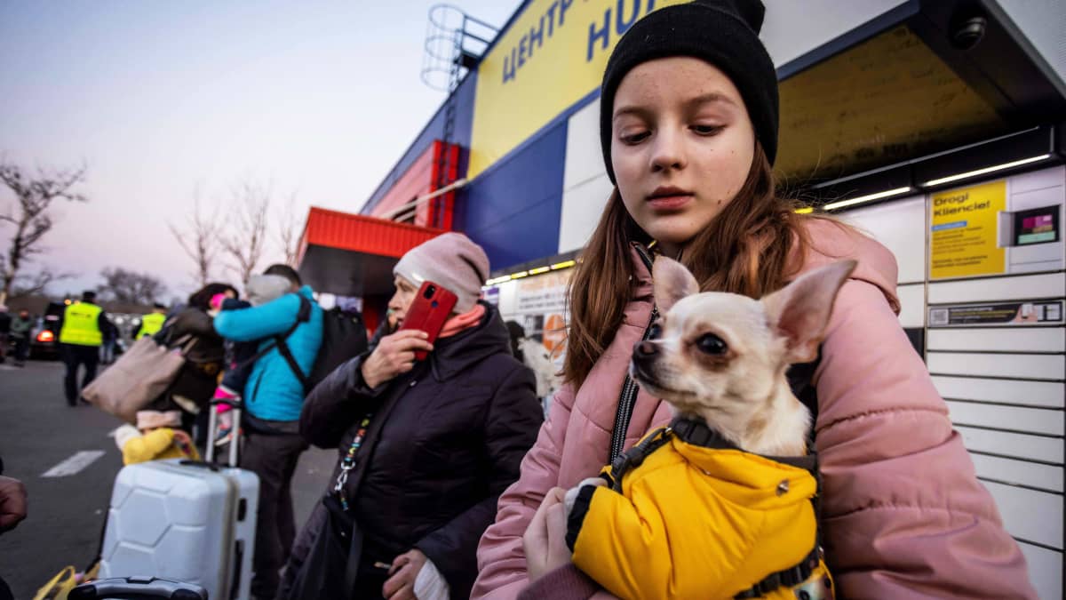 Ukrainalaisia pakolaisia Ukrainan ja Puolan rajalla.
