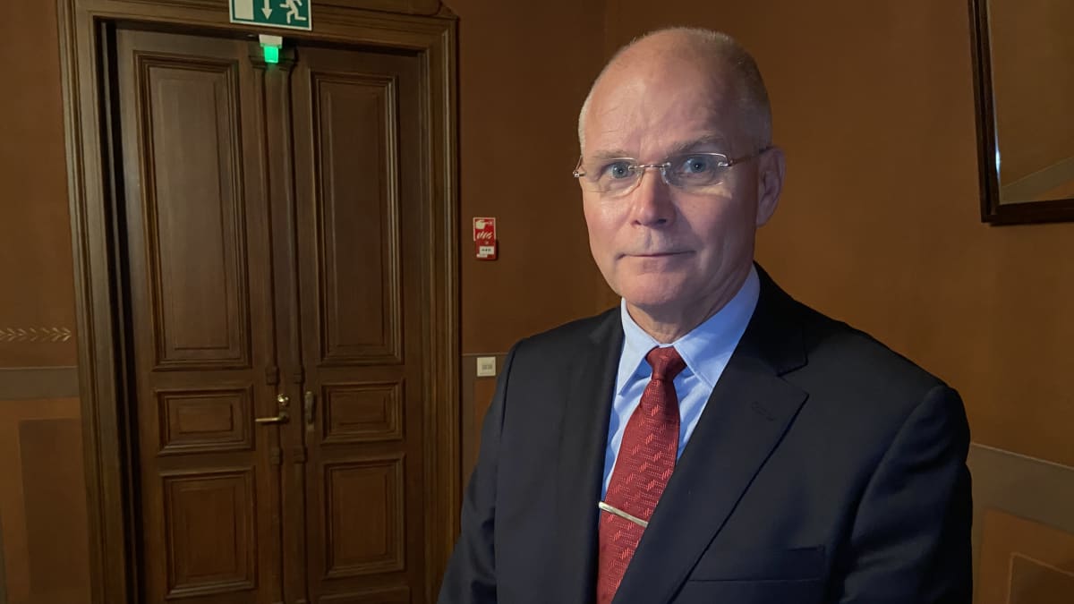 Puolustusvoimien entinen komentaja, kenraali evp Jarmo Lindberg Hämeenlinnan Raatihuoneella.