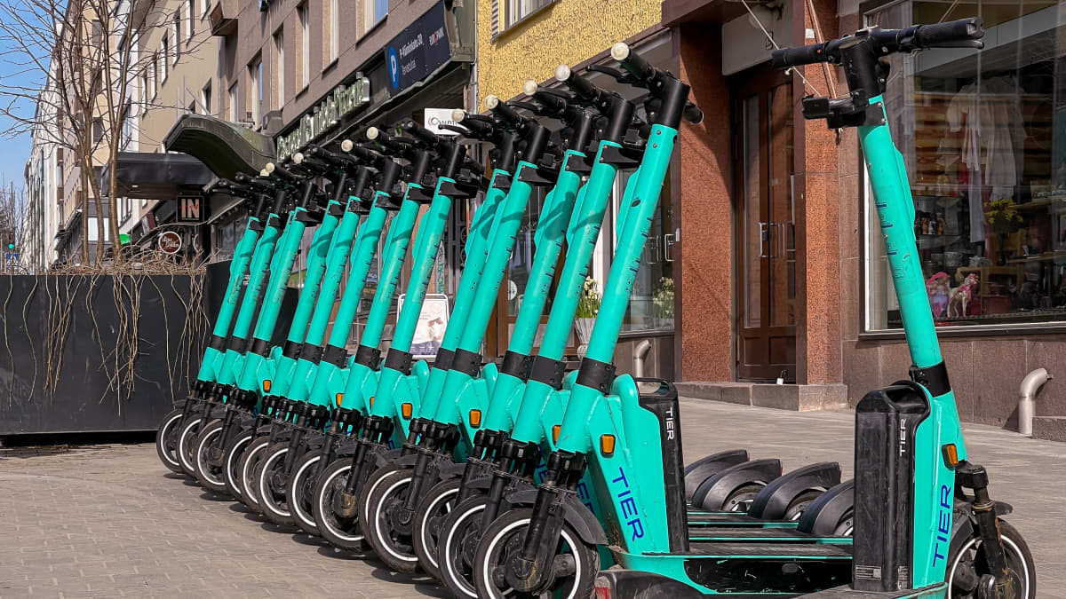 Sähköskuutteja parkissa kävelykadulla.