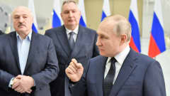 Vladimir Putin puhuu etualalla oikea käsi koholla nyrkissä. Taustalla seisoo Valko-Venäjän presidentti kädet ristissä edessään.
