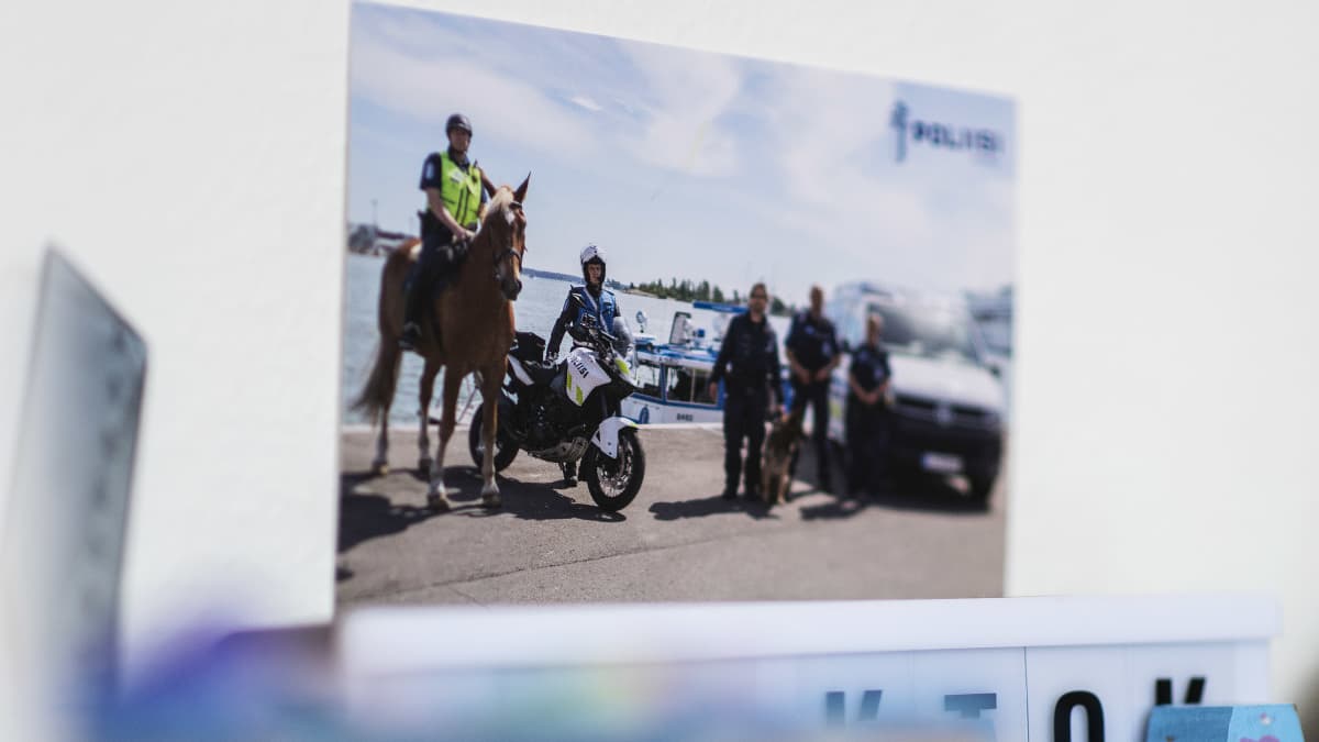 Lapsi sai poliisilta mainospostikortin oltuaan tapauksen tiimoilta kuultavana.