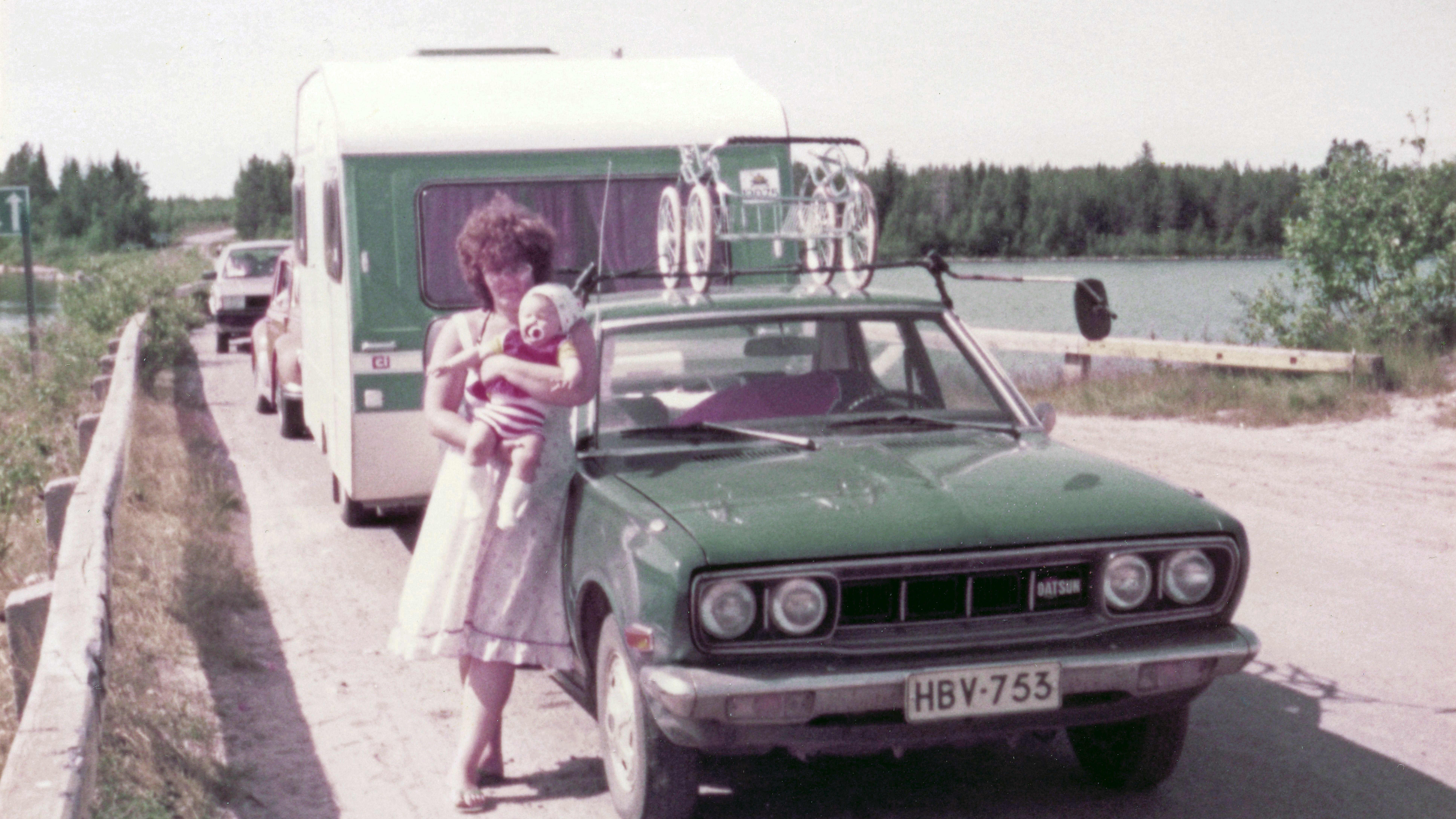 Kesällä 1983 Datsun kuljetti Soinin perheen lastenrattaineen ja asuntovaunuineen perille. Kuvassa perhe Manamansalon lossin odotuspaikalla.