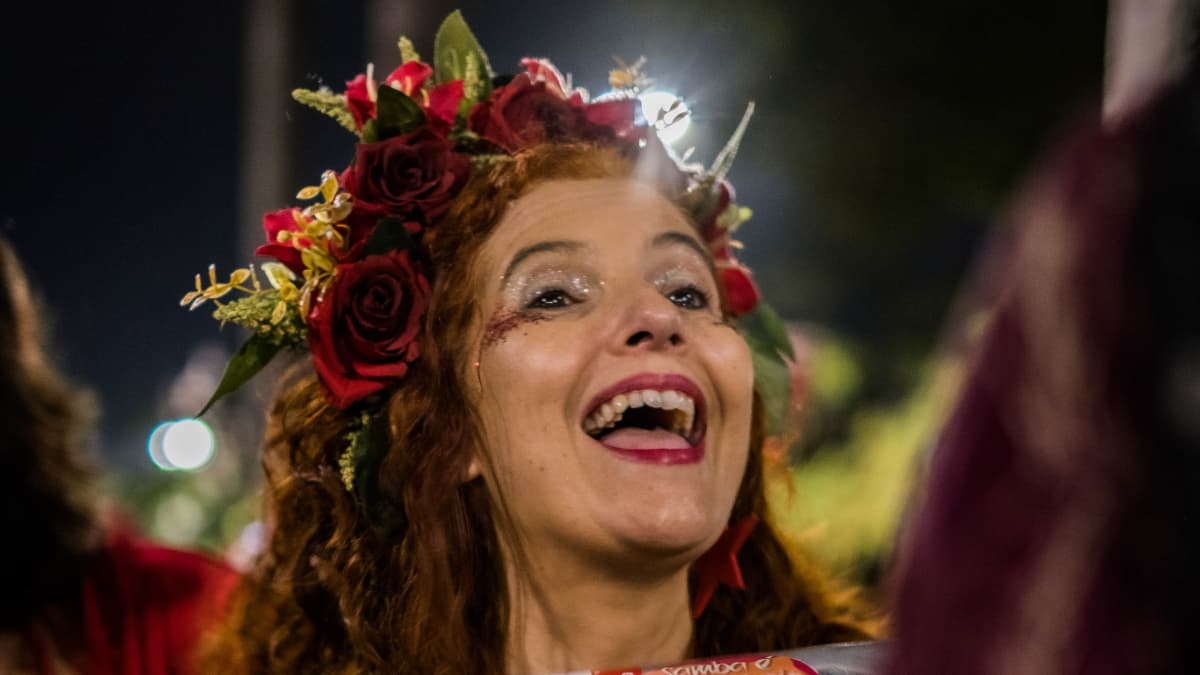 Kukkaseppeleeseen pukeunut nainen Lulan kannattajatilaisuudessa Rio de Janeirossa. 