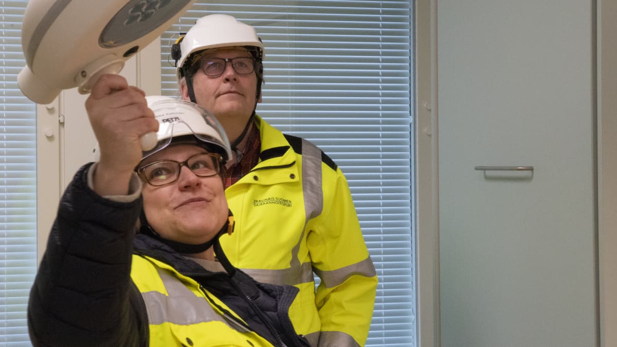 Hankejohtajat Riikka Aaltonen ja Timo Seppälä tutustuvat Majakkasairaalan mallihuoneeseen.