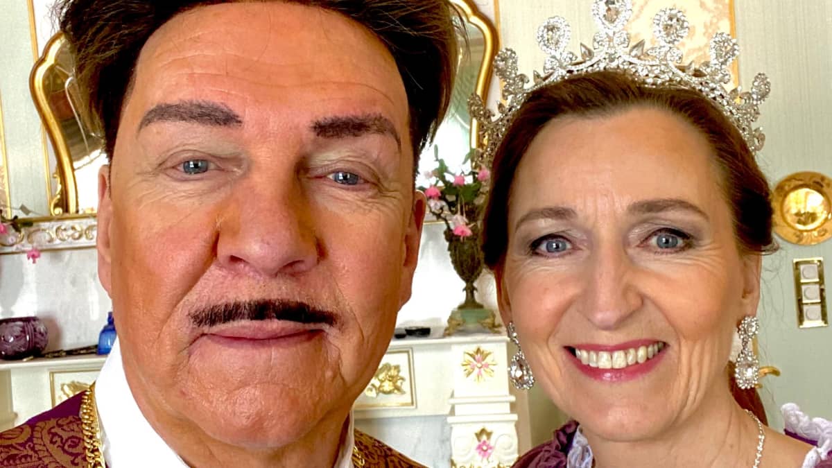 Markku ja Sirpa Ellala ovat pukeutuneet historiallisiin asuihin. 