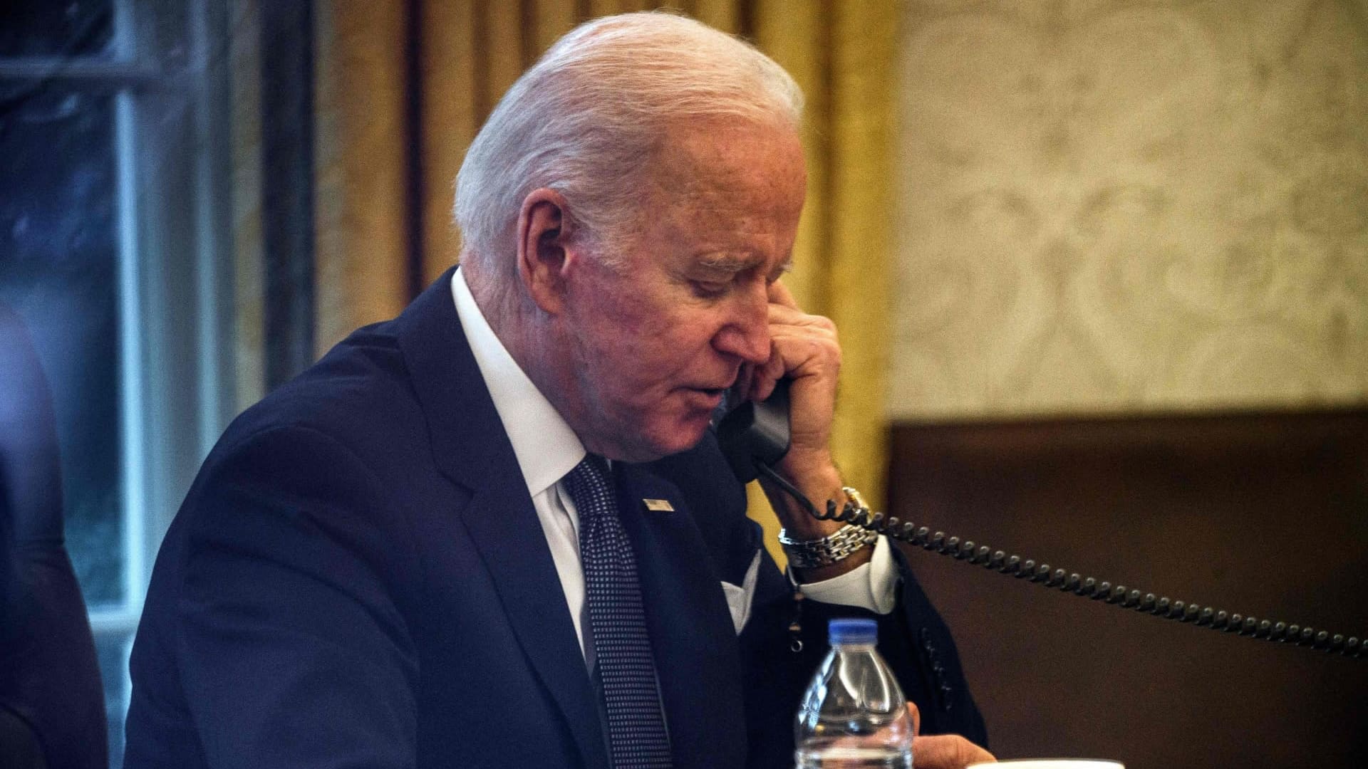 Yhdysvaltain presidentti Joe Biden keskustee Ukrainan presidentin Vlodymyr Zelenskyn kanssa puhelimessa torstaina.