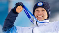 Eero Hirvonen esittelee olympiapronssiaan.