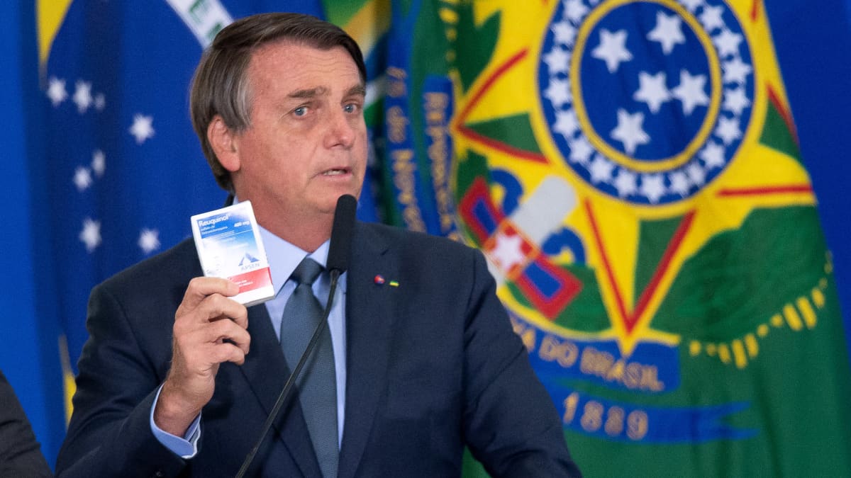 Jair Bolsonaro esittelee lääkepakettia.