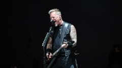 James Hetfield laulaa.