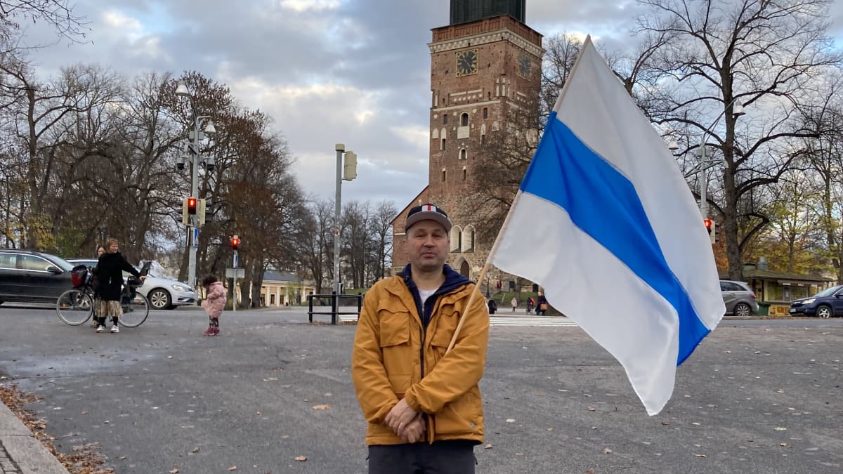Petr Trofimov Turussa valko-sini-lippu kädessä.