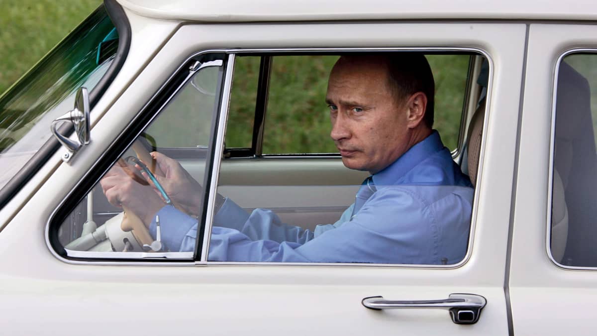 Vladimir Putin ohjailee vuoden 1956 Volga-autoa lähellä Sotšia 19. elokuuta 2005.
