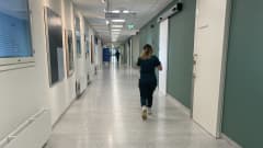 Hoitaja kulkee yksin sairaalassa
