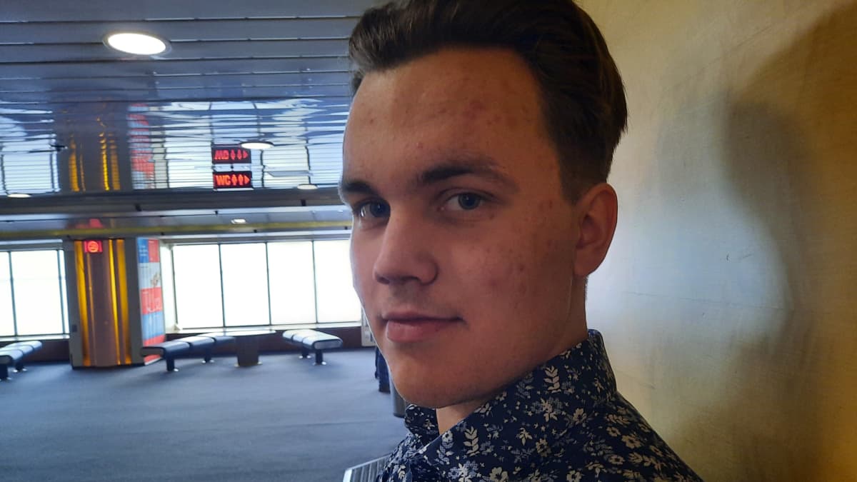 Mies katsoo lähikuvassa suoraan kameraan ruotsinlaivalla.