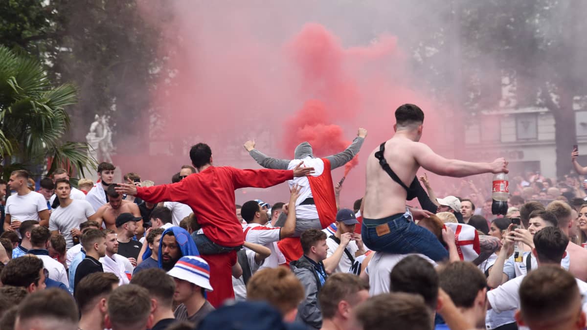 Englantilaisia jalkapallokannattajia juhlimassa kadulla EM-finaalipäivänä.