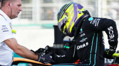 Lewis Hamilton kärsi selkäkivuista.