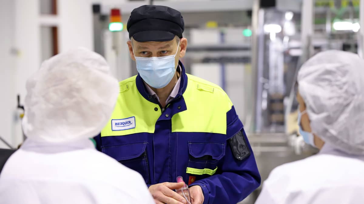 Bernerin Heinäveden tehtaan johtaja Jari Puustinen esittelee medialle tehtaan tuotteita.