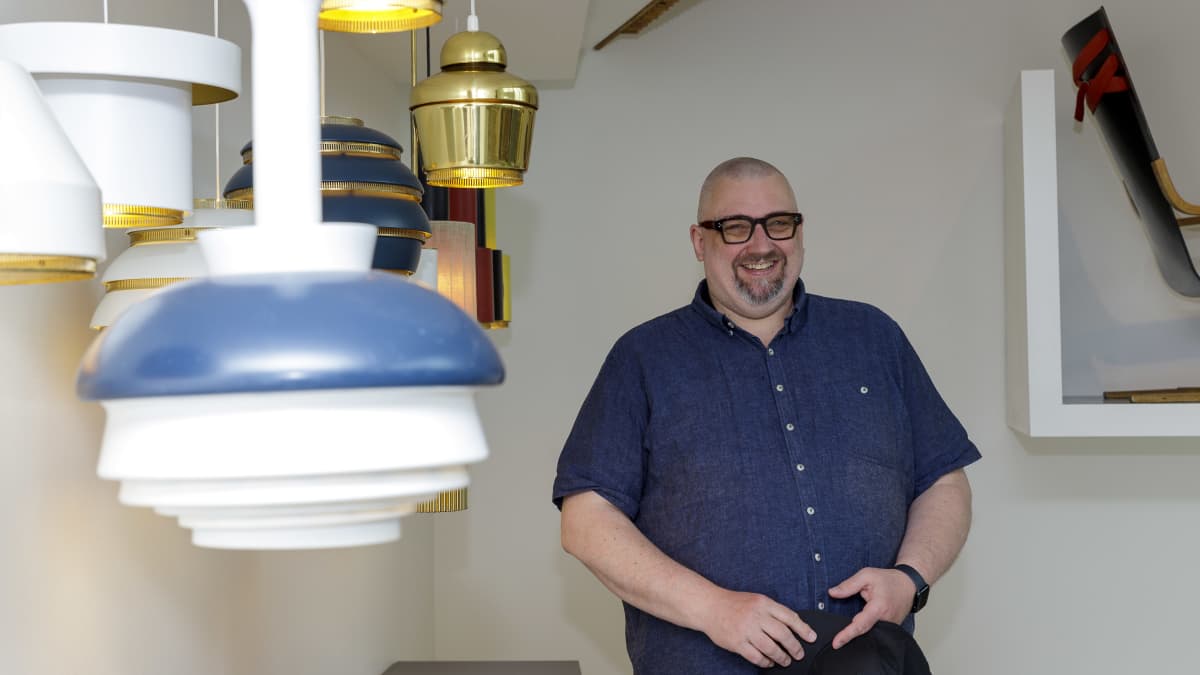 Tommi Lindh, Alvar Aalto-säätiön toimitusjohtaja seisoo uudessa Alvar Aalto-museossa ja katsoo kameraan iloisesti naurahdellen.