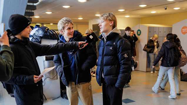 Nuoria koulun tiloissa kuvaamassa toisiaan.