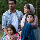 Ensilumi-elokuvan perhee eli näyttelijät eli vasemmalla isää esittävä Shahab Hosseini, hänen vieressään äitiä näyttelevä Shabnam Ghorbani ja edess lapset Kimiya Escandari, Aran-Sina Keshvari. 