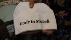 Mikkelin kaupunki luovuttaa syntyville vauvoille Made in Mikkeli -myssyjä.