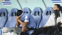 Luis Suarez pettyneenä Uruguayn pudottua jatkosta.