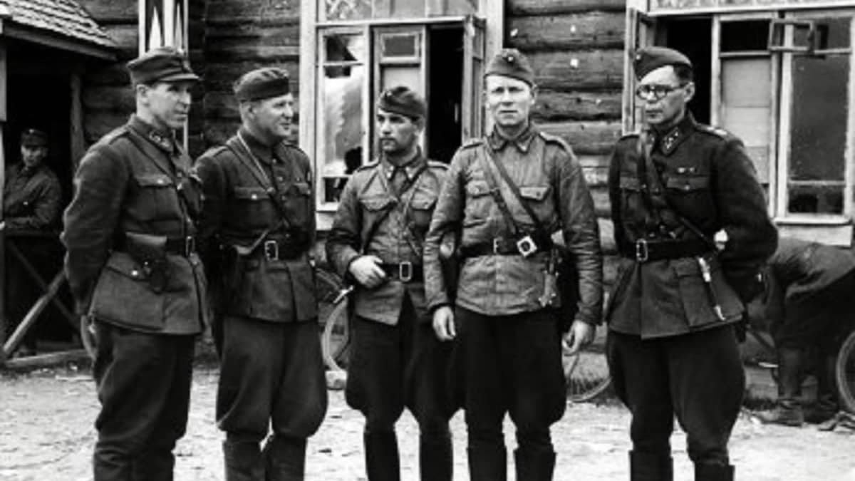 Martti Haavio ja muita sotilaista jatkosodassa vuonna 1941. 