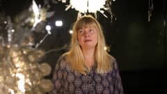 Laserleikattu teräs taipuu Kirsi Kaulasen käsittelyssä hehkuviksi orgaanisiksi muodoiksi.