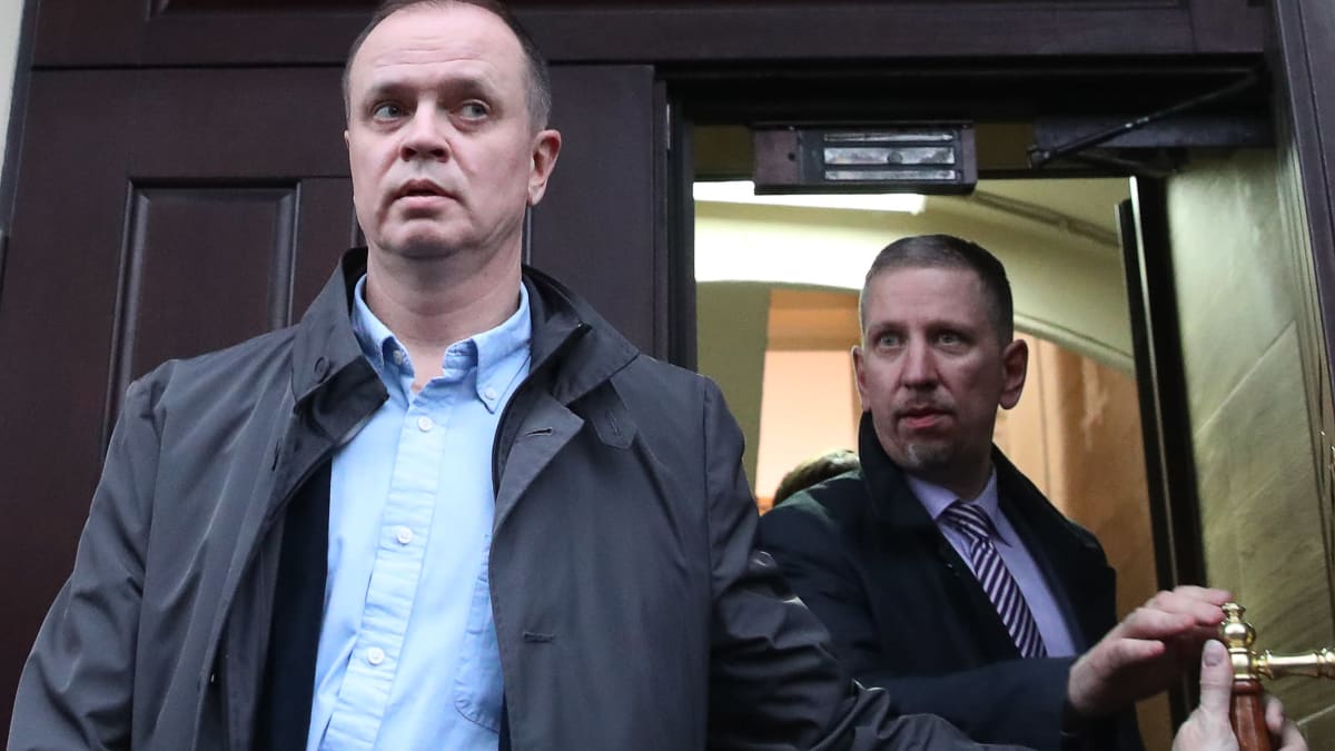 Asianajaja Ivan Pavlov (vas) ja asianajaja Aleksander Pikhovkin poistuivat oikeuden istunnosta huhtikuun lopulla. 