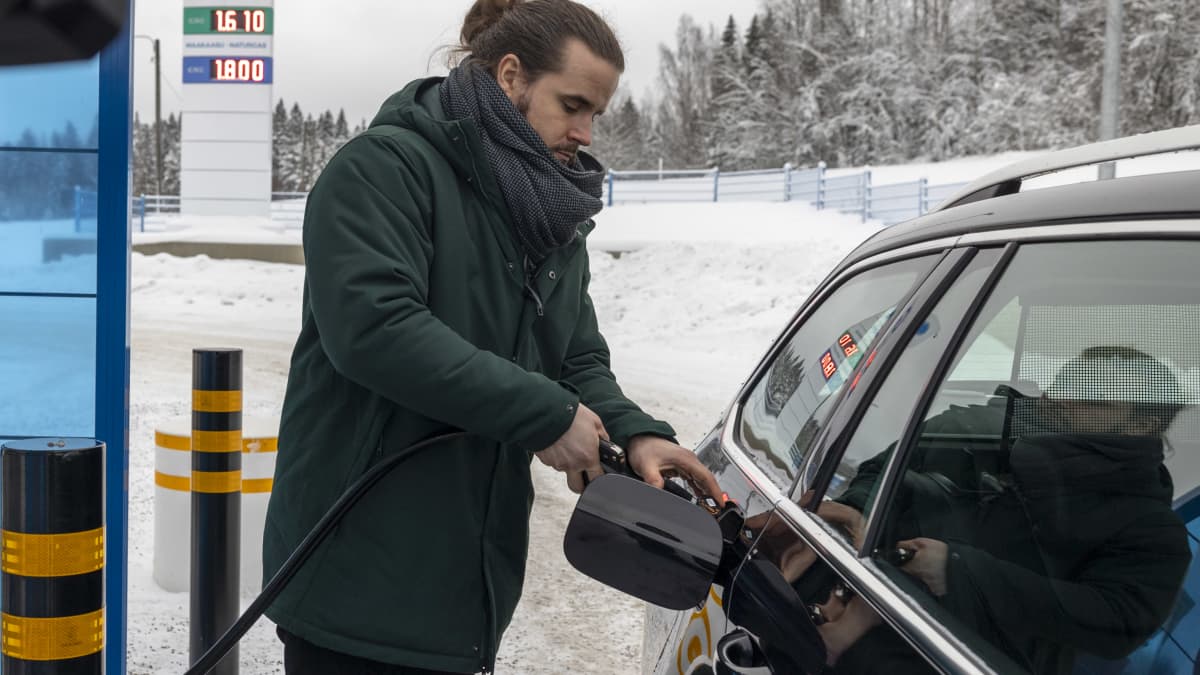 Mikko Laak tankkaa biokaasulla toimivan auton Länsisalmen tankkausasemalla.