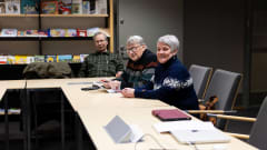 Saamelaiskäräjien vaalilautakunnan puheenjohtaja Aslak Pieski ja jäsenet Tauno Haltta ja Kirsti Kustula istuvat kokouspöydän ääressä vierekkäin.