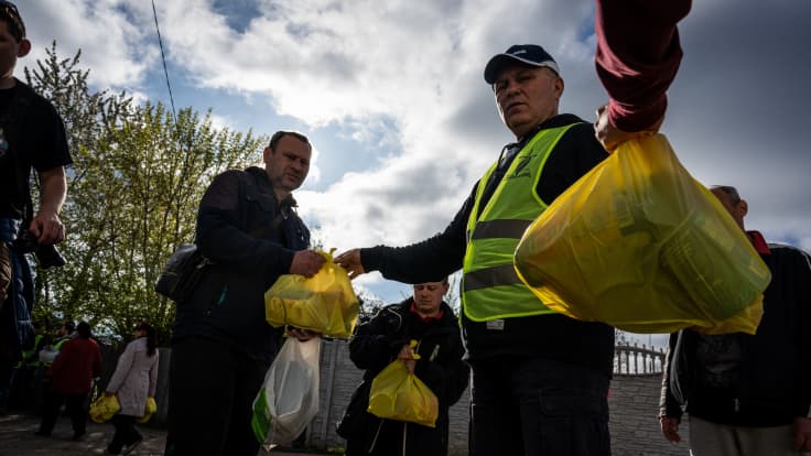 Vapaaehtoiset jakavat ruokaa Harkovassa.