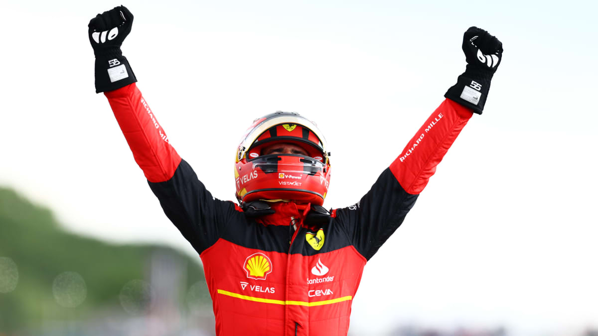 Carlos Sainz Jr. tuulettaa Silverstonen F1-kisan voittoa.