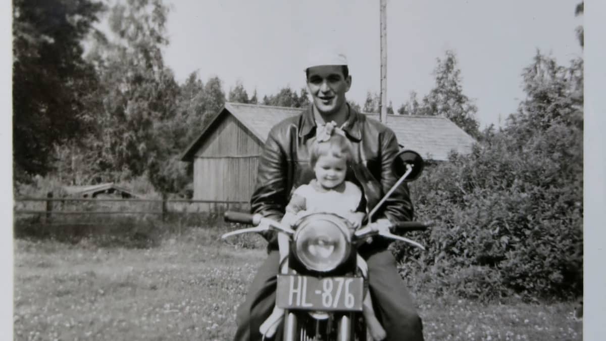 Tuija Seppänen ja isänsä vanhassa valokuvassa