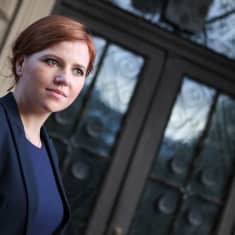 Sini Ruohonen Turun kaupungintalon edustalla.