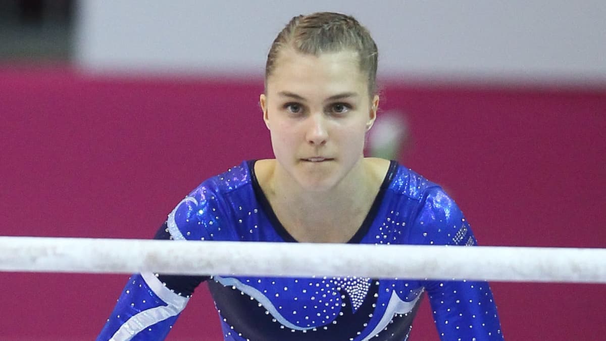 Gymnasten Rosanna Ojala tävlar på barr.