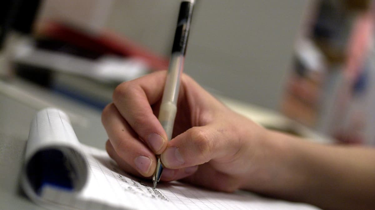 Uusi kirjoituskilpailu on saanut kynät sauhuamaan – yli 60 uutta esseetä jo  mukana | Yle Uutiset