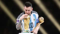 Lionel Messi suutelee MM-pokaalia.