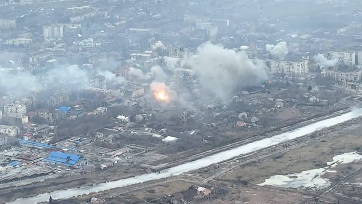 Staden Bachmut i Ukraina ligger i spillror.
