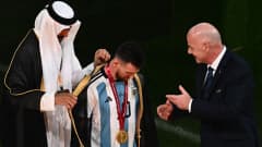Qatarin emiiri Tamim bin Hamad Al Thani ja Fifan puheenjohtaja Gianni Infantino pukivat Argentiinan kapteenin Lionel Messin päälle bishtin.