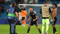 Sheriff Tiraspolin pelaajat juhlivat kentällä Real Madridin kaatoa.