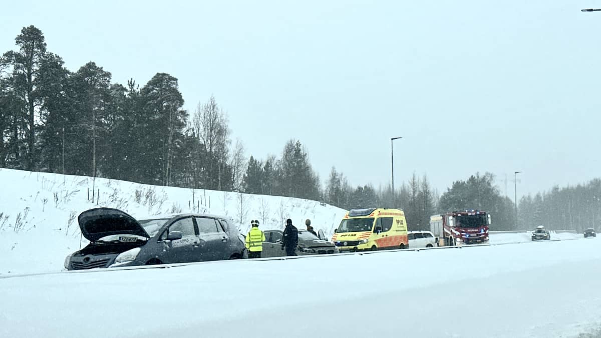 Useita autoja tienvarressa ketjukolarin seurauksena.