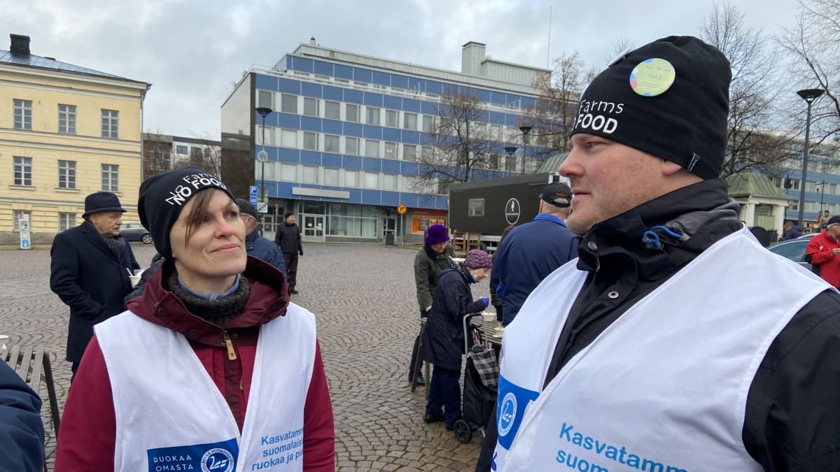 Hämeenlinnan torilla mielenilmaustapahtumassa MTK Hämeen toiminnanjohtaja Päivi Rönni ja hauholainen viljelijä Olli Cavén.